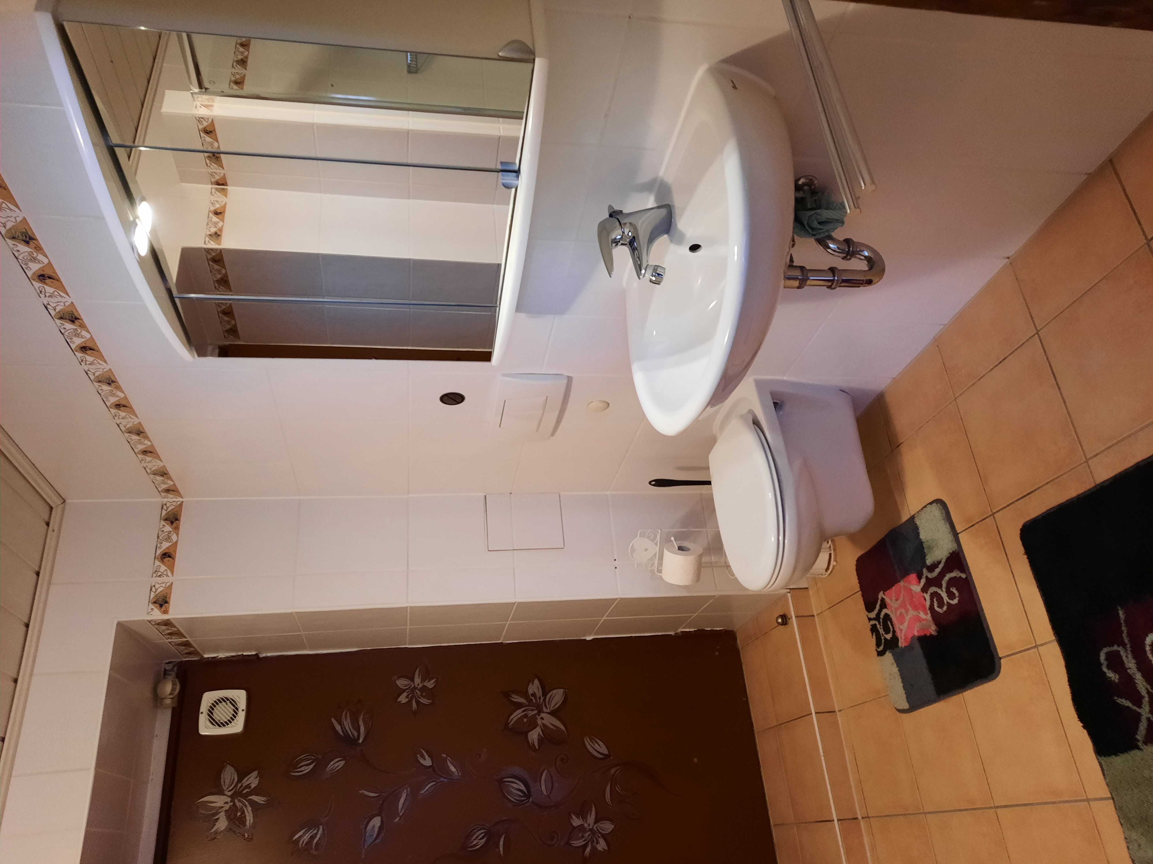 Monteurwohnung - Bettwäsche: Bettwäsche inklusive - Bayern - Badezimmer mit Dusche und WC  - Ferienwohnung Marschall