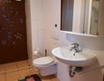 Monteurzimmer: Badezimmer mit Dusche und WC  - Ferienwohnung Marschall Schweinfurt Hassfurt