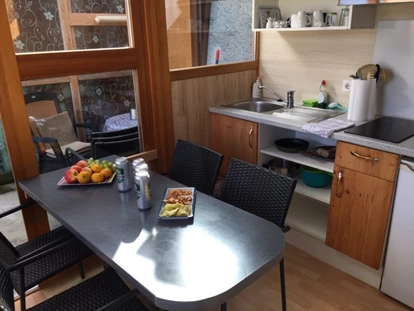 Monteurwohnung - Balkon - Deutschland - In der ersten Etage befindet sich eine Wohnung mit 2 Schlafräume, je 2 Einzelbetten, Dusche, WC, Küche und Balkon - Gästehaus Sinzig