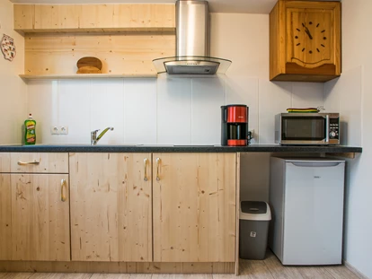 Monteurwohnung - Balkon - Deutschland - Die Küche ist komplett ausgestattet mit Besteck, Geschirr, Gläser,  Töpfe und Pfannen. Kühlschrank, Induktionsherd  und Mikrowelle mit Backofen,
Tisch mit 2 Stühle, 2 Sessel, TV, eigenes Bad - Gästehaus Sinzig