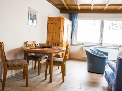 Monteurwohnung - Balkon - Deutschland - Das Apartment ist für 2 Personen. Hier stehen 2 Einzelbetten  Es befindet sich im Erdgeschoß, verfügt über eigene Küche und eigenes Bad - Gästehaus Sinzig
