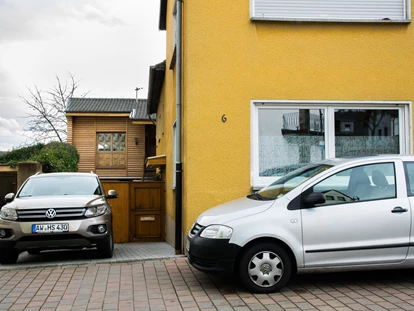 Monteurwohnung - Balkon - Deutschland - In der oberen Etage befindet sich ein weiteres Apartment für 2 Personen. Dort sind die Schlafzimmer in 2 Räume getrennt mit je 1 Einzelbett Ebenfalls ist dort eine Wohnküche  mit komplett eingerichteter Küche , Esstisch mit Stühle, Schlafsofa, 2 Sessel und TV. eigenes Bad
Das 2. Apartment in der oberen Etage verfügt ebenfalls über 2 Schlafräume mit je 2 Etagenbetten, komplett eingerichteter Küche, Dusche , WC und ein kleiner Balkon - Gästehaus Sinzig