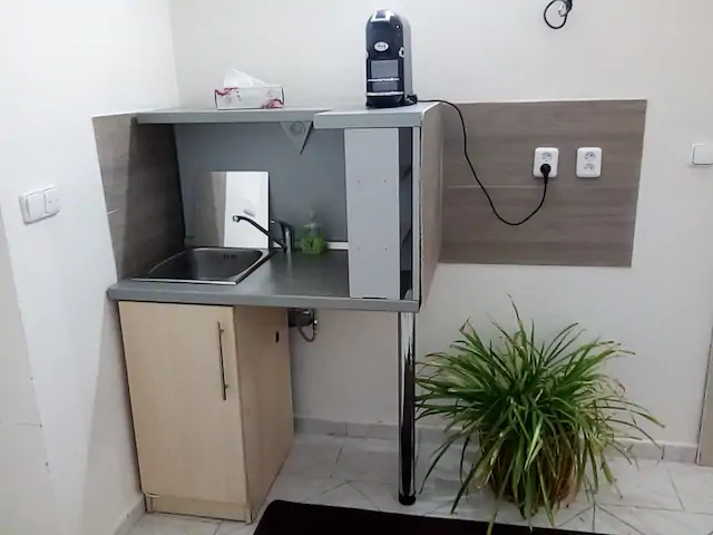 Monteurzimmer: Spülecke mit Kaffeemaschine - Apartmán 1 Schlafzimmer by Lukas Cold 