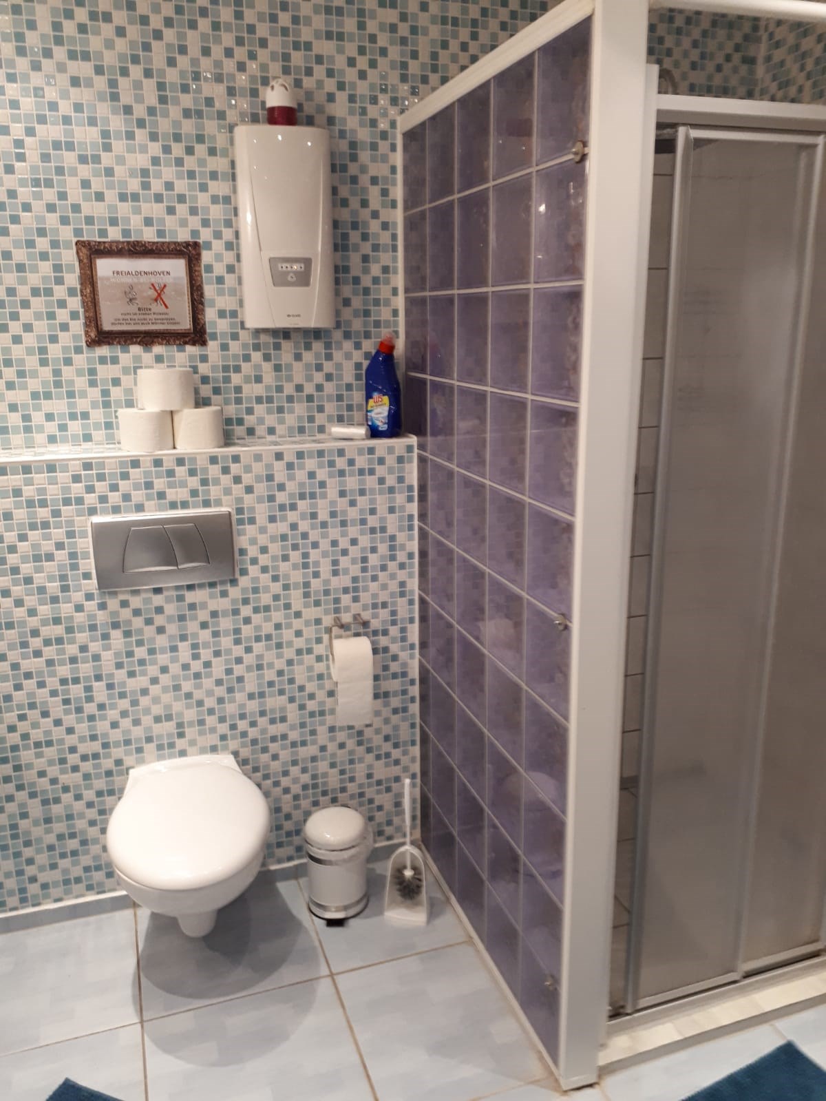 Monteurwohnung - Zimmertyp: Mehrbettzimmer - Niederrhein - Badezimmer mit Dusche und WC - Wohnen Bei Bolten Wohnung 1