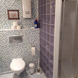 Monteurzimmer: Badezimmer mit Dusche und WC - Wohnen Bei Bolten Wohnung 1