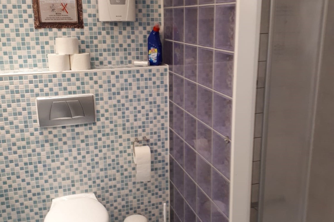 Monteurzimmer: Badezimmer mit Dusche und WC - Wohnen Bei Bolten Wohnung 1