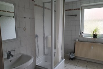 Monteurzimmer:   1 Badezimmer 1. OG - Ferienhaus- und Zimmervermietung Petra Hähnel