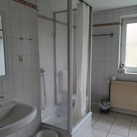 Monteurzimmer:   1 Badezimmer 1. OG - Ferienhaus- und Zimmervermietung Petra Hähnel