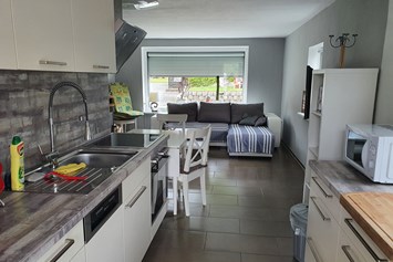 Monteurzimmer: Küche/Wohnbereich Gästehaus 4 - Ferienhaus- und Zimmervermietung Petra Hähnel