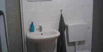 Monteurwohnung - Zimmertyp: Doppelzimmer - Brandenburg Nord - Beispielfoto unserer Dusch-Bäder variiert je nach Unterkunft! - REXROOMS