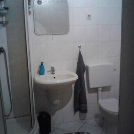 Monteurzimmer: Beispielfoto unserer Dusch-Bäder variiert je nach Unterkunft! - REXROOMS
