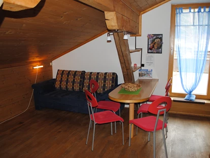 Monteurwohnung - Art der Unterkunft: Apartment - Österreich - Bettina Apartment, ca. 60 qm mit großer Terrasse - ca. 30qm, Gartenmöbel
Wohnraum mit Küchenzeile und Esstisch/Stühle und Schlafsofa für 2 Personen - Gaestehaus Katharina