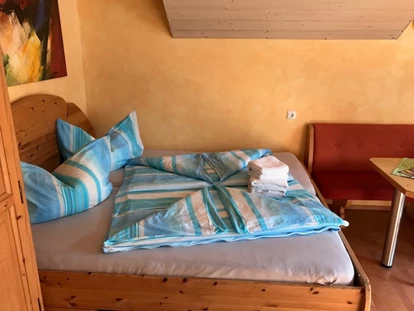 Monteurwohnung - Art der Unterkunft: Apartment - Österreich - Kristina Apartment, ca. 35 qm mit Terrasse und Gartenmöbel
Doppelbett mit Sitzgruppe für 2 Personen - Gaestehaus Katharina