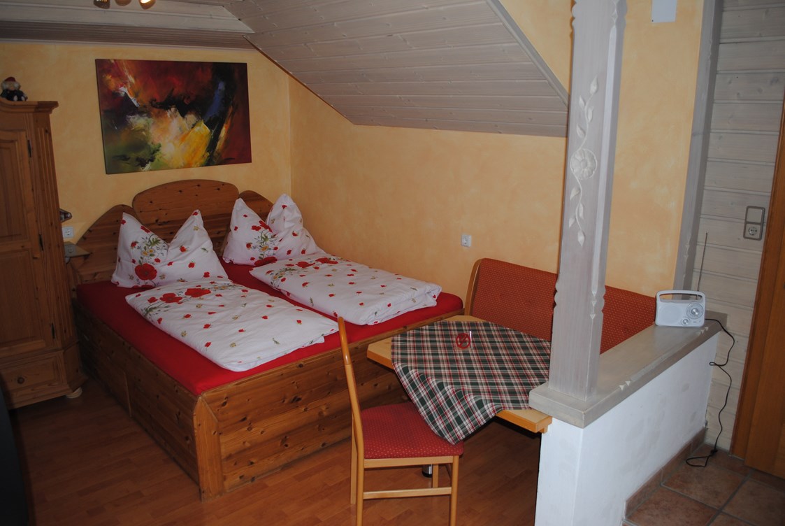 Monteurzimmer: Kristina Apartment, ca. 35 qm,
Doppelbett, mit Sitzgruppe für 2 Personen und Küchennische - Gaestehaus Katharina