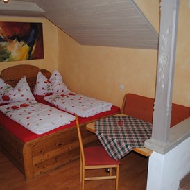 Monteurzimmer: Kristina Apartment, ca. 35 qm,
Doppelbett, mit Sitzgruppe für 2 Personen und Küchennische - Gaestehaus Katharina
