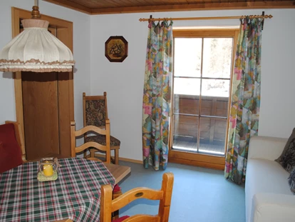 Monteurwohnung - Art der Unterkunft: Apartment - Österreich - Katharina Apartment, ca. 55 qm für 2 x 2 Personen
Wohnraum mit Essecke und Zugang zu großem Balkon, 
2 Schlafzimmer, jeweils mit Bad und WC/Dusche - Gaestehaus Katharina