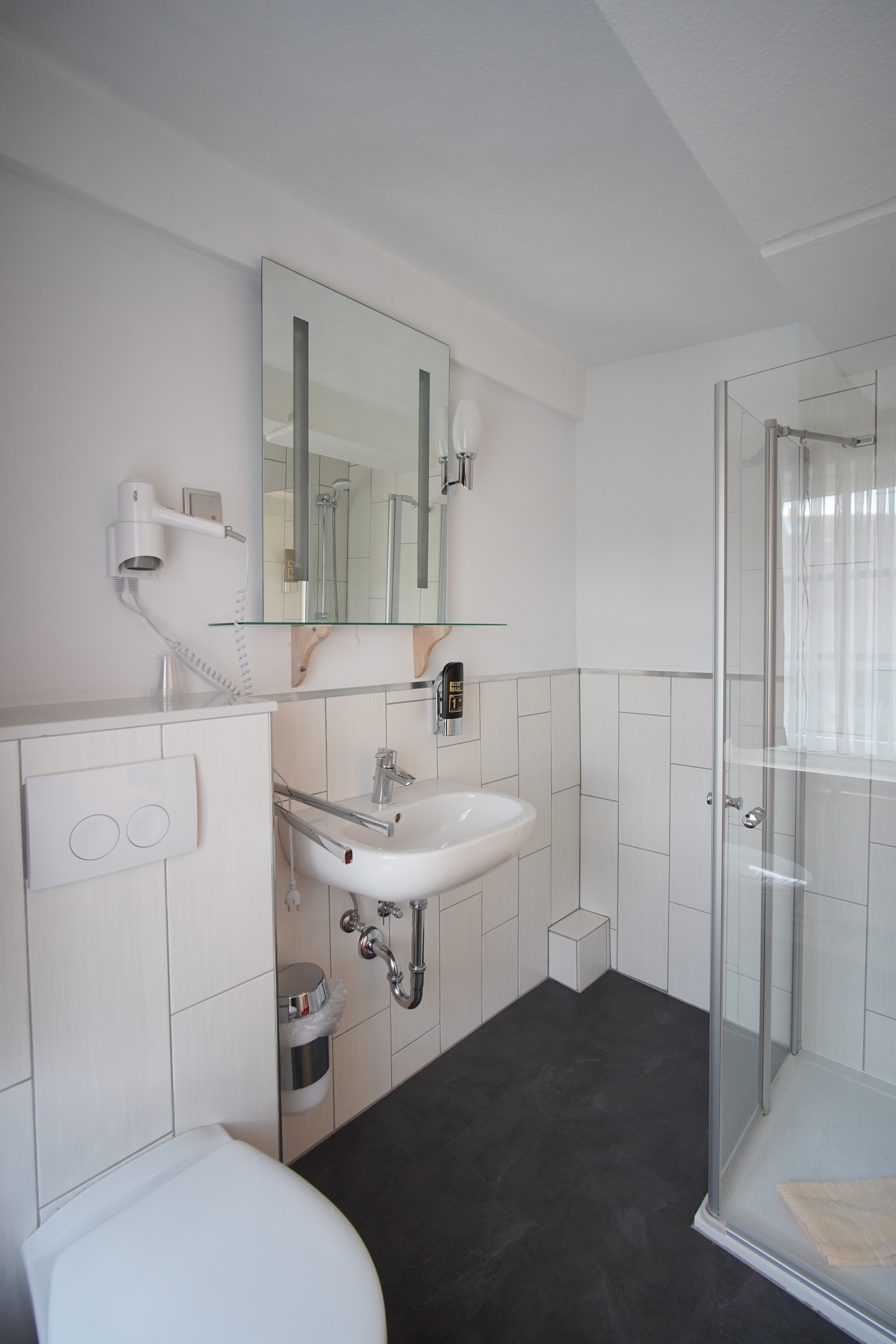 Monteurzimmer: Badezimmer - Hotel Zum Löwen