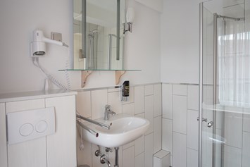 Monteurzimmer: Badezimmer - Hotel Zum Löwen