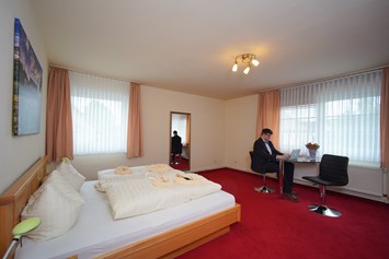 Monteurzimmer: Doppelzimmer - Hotel Zum Löwen