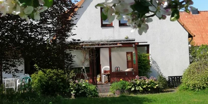 Monteurwohnung - Hund erlaubt - Flusslandschaft Elbe - Garten im Frühjahr - Ferienhaus Adendorf