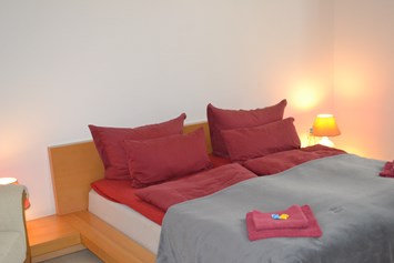 Monteurzimmer: Schlafzimmer Doppelbett, 180 x 2,00 m  - Sonniges Terrassenzimmer mit Parkplatz und kostenlosem WLAN