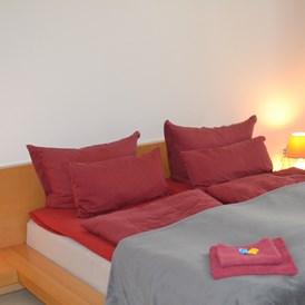 Monteurzimmer: Schlafzimmer Doppelbett, 180 x 2,00 m  - Sonniges Terrassenzimmer mit Parkplatz und kostenlosem WLAN