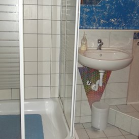 Monteurzimmer: Dusche und Waschraum - Gästehaus Müller