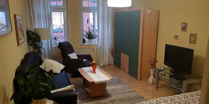 Monteurwohnung - Küche: Gemeinschaftsküche - Deutschland - Zimmer 1 (Straßenseite) 25m² groß inkl. Sat-TV, Couch, Fernsehsessel, großem Kleiderschrank und Boxspringbett 160x200 (für 2 Personen geeignet)
Die Couch kann zu einem weiteren Gästebett umgebaut werden. - Gästezimmer-Salzwedel