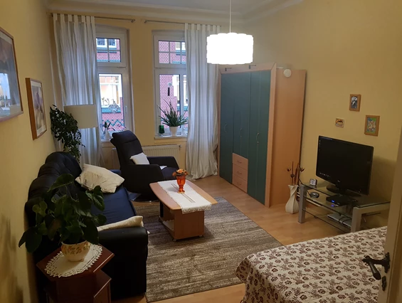 Monteurzimmer: Zimmer 1 (Straßenseite) 25m² groß inkl. Sat-TV, Couch, Fernsehsessel, großem Kleiderschrank und Boxspringbett 160x200 (für 2 Personen geeignet)
Die Couch kann zu einem weiteren Gästebett umgebaut werden. - Gästezimmer-Salzwedel