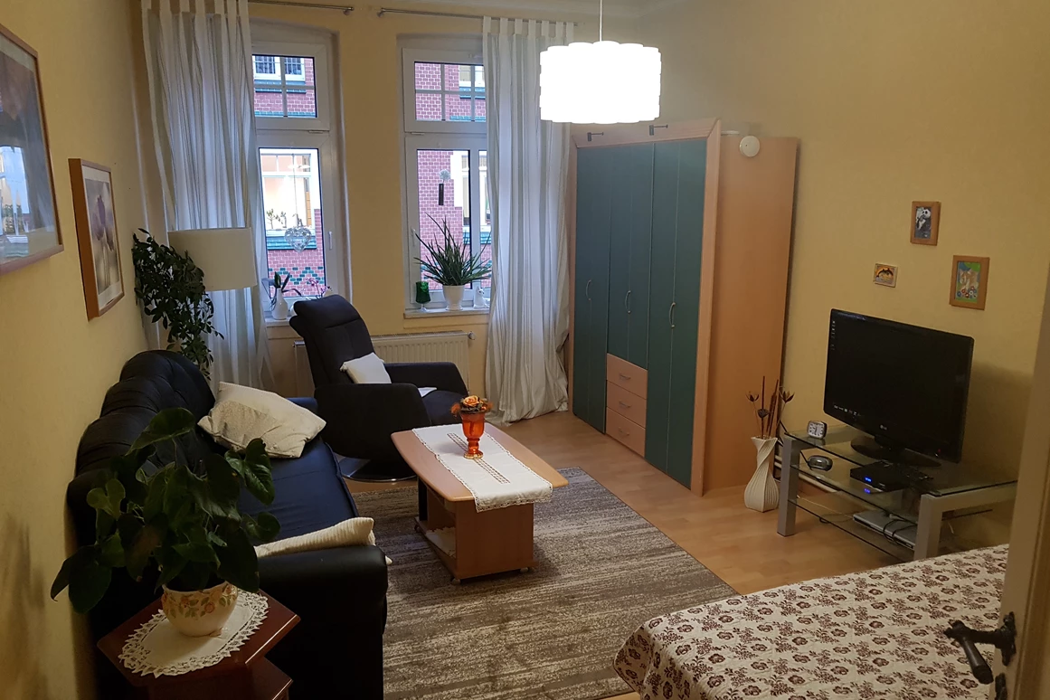 Monteurzimmer: Zimmer 1 (Straßenseite) 25m² groß inkl. Sat-TV, Couch, Fernsehsessel, großem Kleiderschrank und Boxspringbett 160x200 (für 2 Personen geeignet)
Die Couch kann zu einem weiteren Gästebett umgebaut werden. - Gästezimmer-Salzwedel