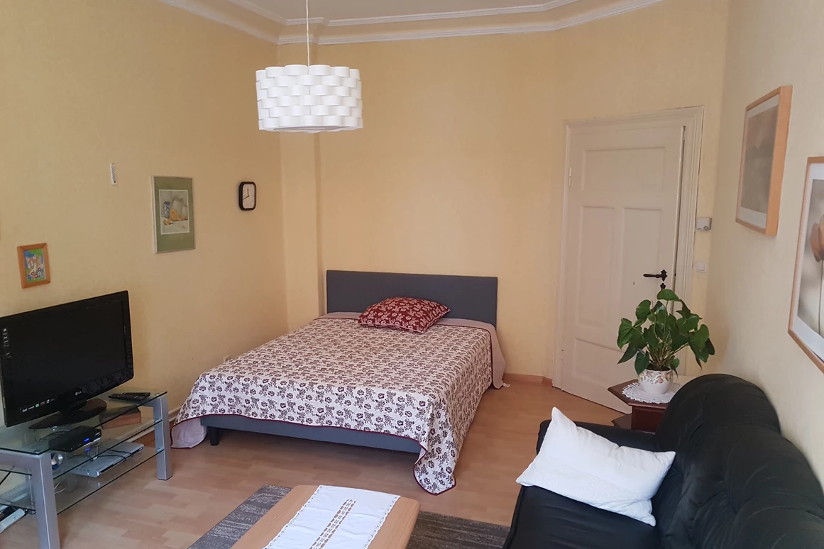 Monteurzimmer: Boxspring-Bett 160x200 im Zimmer 1 - Gästezimmer-Salzwedel