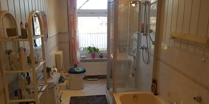 Monteurwohnung - Küche: Gemeinschaftsküche - Deutschland - Gemeinschaftsbad inkl. WC, Dusche und Badewanne.
Es befinden sich 2 weitere Gäste-WC im Hausflur - Gästezimmer-Salzwedel