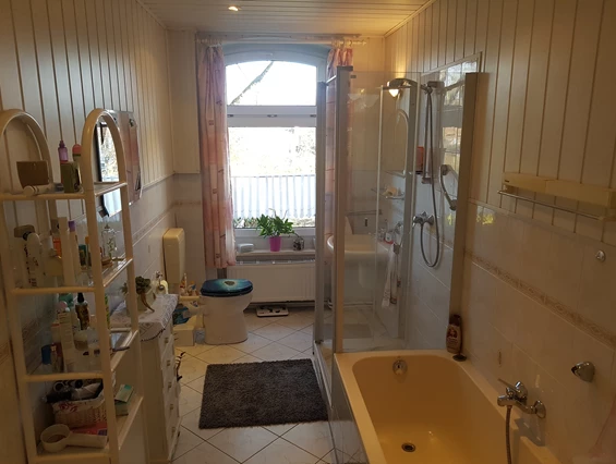 Monteurzimmer: Gemeinschaftsbad inkl. WC, Dusche und Badewanne.
Es befinden sich 2 weitere Gäste-WC im Hausflur - Gästezimmer-Salzwedel