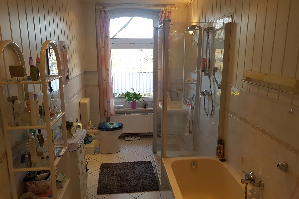 Monteurzimmer: Gemeinschaftsbad inkl. WC, Dusche und Badewanne.
Es befinden sich 2 weitere Gäste-WC im Hausflur - Gästezimmer-Salzwedel