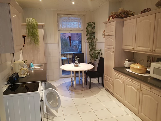 Monteurzimmer: Gemeinschaftsküche inkl. Waschmaschine,Geschirrspüler,Ceranfeld-Herd mit Backofen, Mikrowelle, Spüle, Kühlschrank inkl. Tiefkühlfach, Geschirr, Besteck.
Balkon zum Hof mit Blück auf die Stadtmauer und die Dächer der Altstadt
 - Gästezimmer-Salzwedel