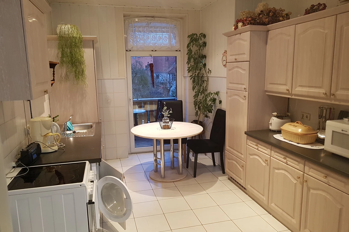 Monteurzimmer: Gemeinschaftsküche inkl. Waschmaschine,Geschirrspüler,Ceranfeld-Herd mit Backofen, Mikrowelle, Spüle, Kühlschrank inkl. Tiefkühlfach, Geschirr, Besteck.
Balkon zum Hof mit Blück auf die Stadtmauer und die Dächer der Altstadt
 - Gästezimmer-Salzwedel