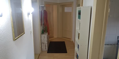 Monteurwohnung - Küche: Gemeinschaftsküche - Deutschland - Flur mit Garderobe und Bücherregal - Gästezimmer-Salzwedel