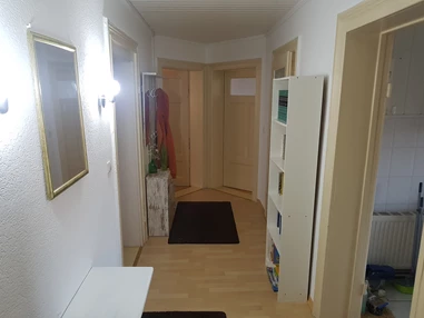 Monteurzimmer: Flur mit Garderobe und Bücherregal - Gästezimmer-Salzwedel