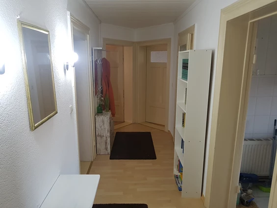 Monteurzimmer: Flur mit Garderobe und Bücherregal - Gästezimmer-Salzwedel