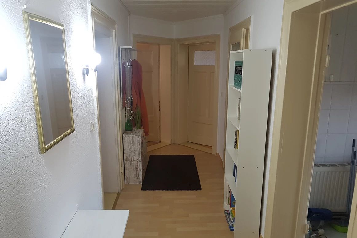 Monteurzimmer: Flur mit Garderobe und Bücherregal - Gästezimmer-Salzwedel