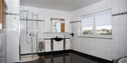 Monteurwohnung - Balkon - Deutschland - Großes Bad OG - Zimmervermietung Schmidt/Müller Heusweiler