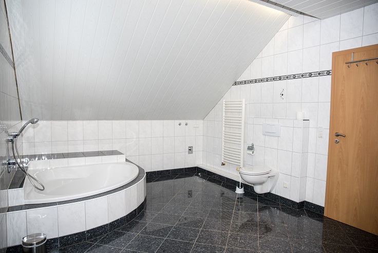 Monteurzimmer: Großes Bad OG - Zimmervermietung Schmidt/Müller Heusweiler