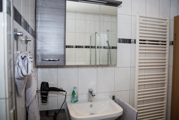 Monteurzimmer: Kleines Bad EG - Zimmervermietung Schmidt/Müller Heusweiler