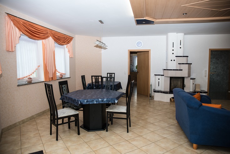 Monteurzimmer: Wohn-Esszimmer EG - Zimmervermietung Schmidt/Müller Heusweiler