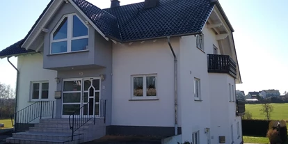 Monteurwohnung - Balkon - Deutschland - Haus Außenansicht - Zimmervermietung Schmidt/Müller Heusweiler