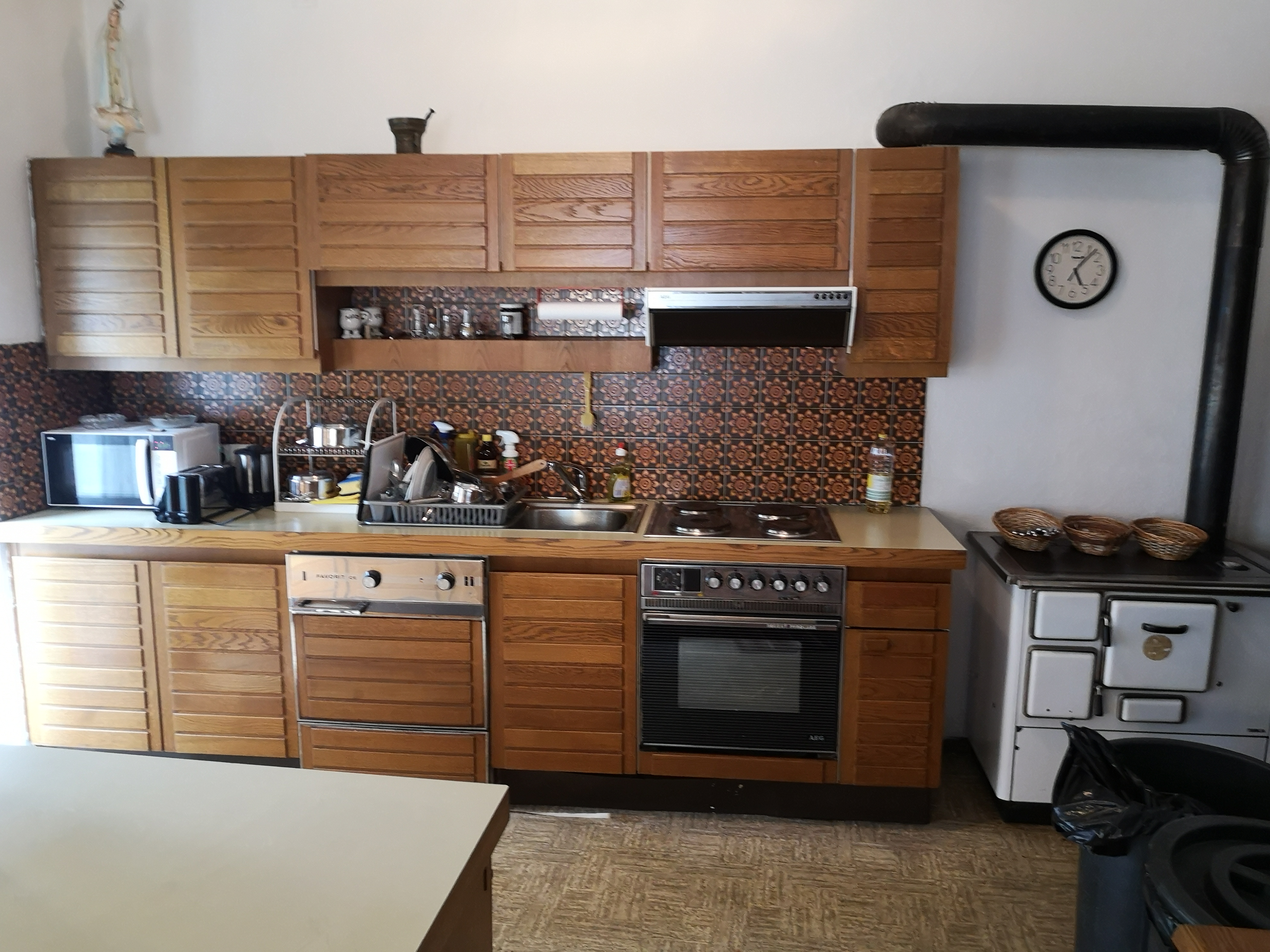 Monteurzimmer: Aufenthaltsraum mit voll ausgestatteter Küche - Schwarzer Adler Landeck Zentrum