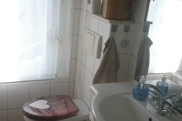 Monteurzimmer: Bad, Dusche, Badewanne, Toilette, Fön - Ferienhaus "Landleben" 