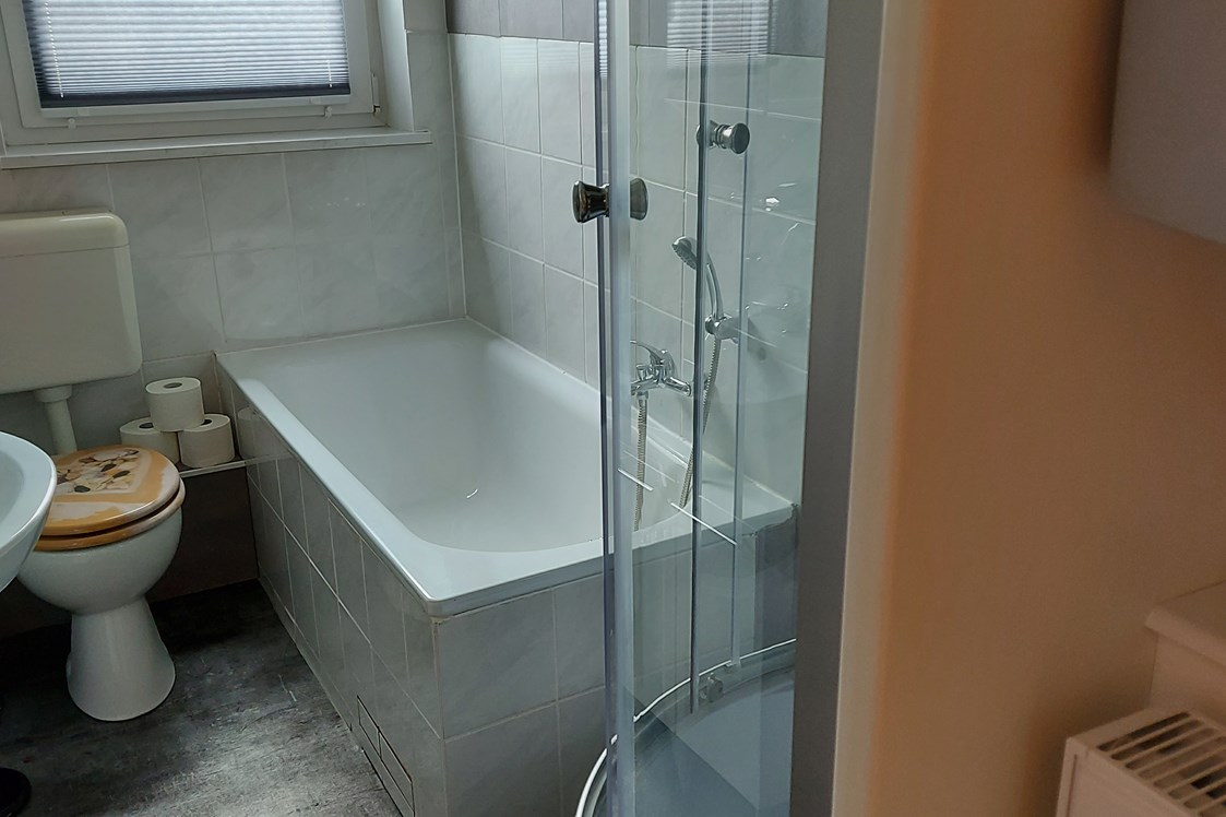 Monteurzimmer: Badezimmer - Gästewohnung bis 6 Personen Pauschalpreis 50€
