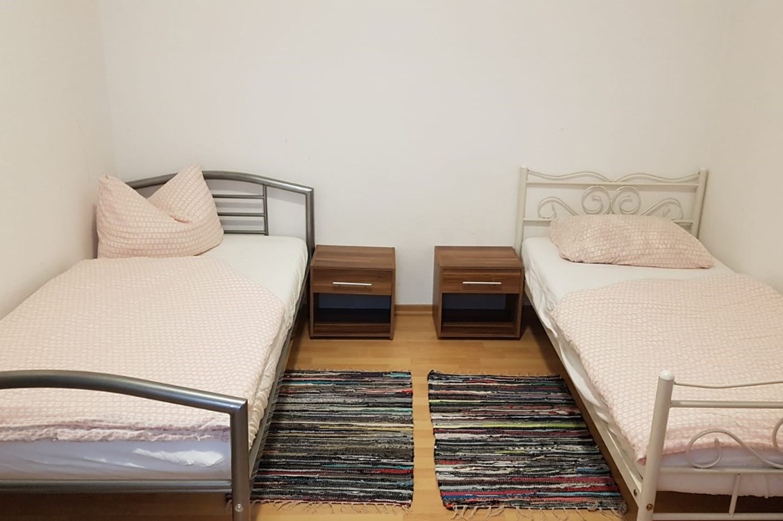 Monteurzimmer: Schlafzimmer der Arbeiterwohnung mit Einzelbetten - Turgut Calim