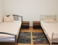 Monteurzimmer: Schlafzimmer der Arbeiterwohnung mit Einzelbetten - Turgut Calim